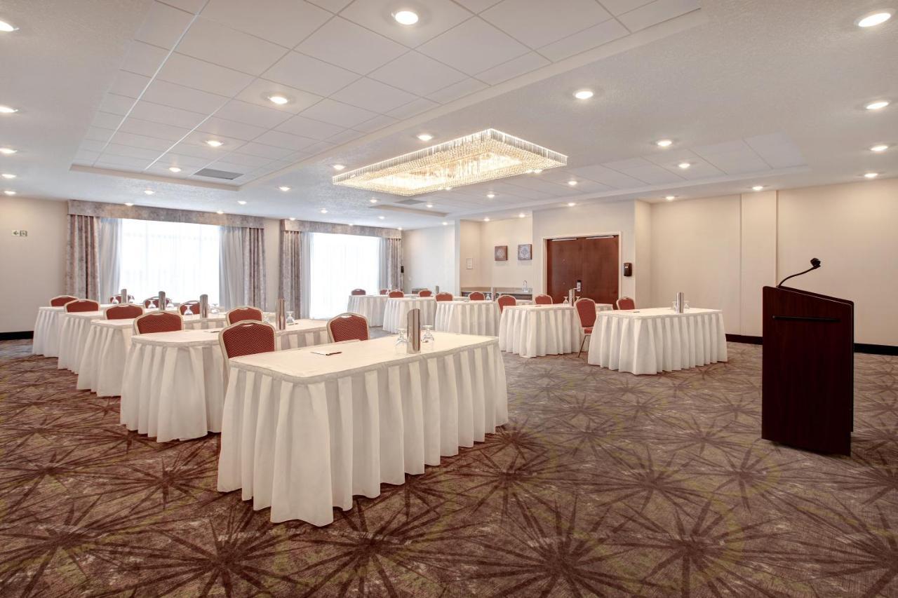 The Landing Hotel & Conference Centre St. Paul Экстерьер фото