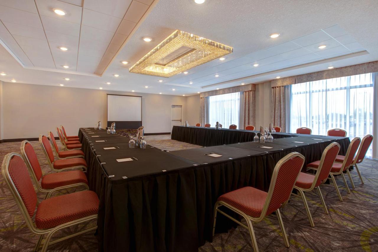 The Landing Hotel & Conference Centre St. Paul Экстерьер фото