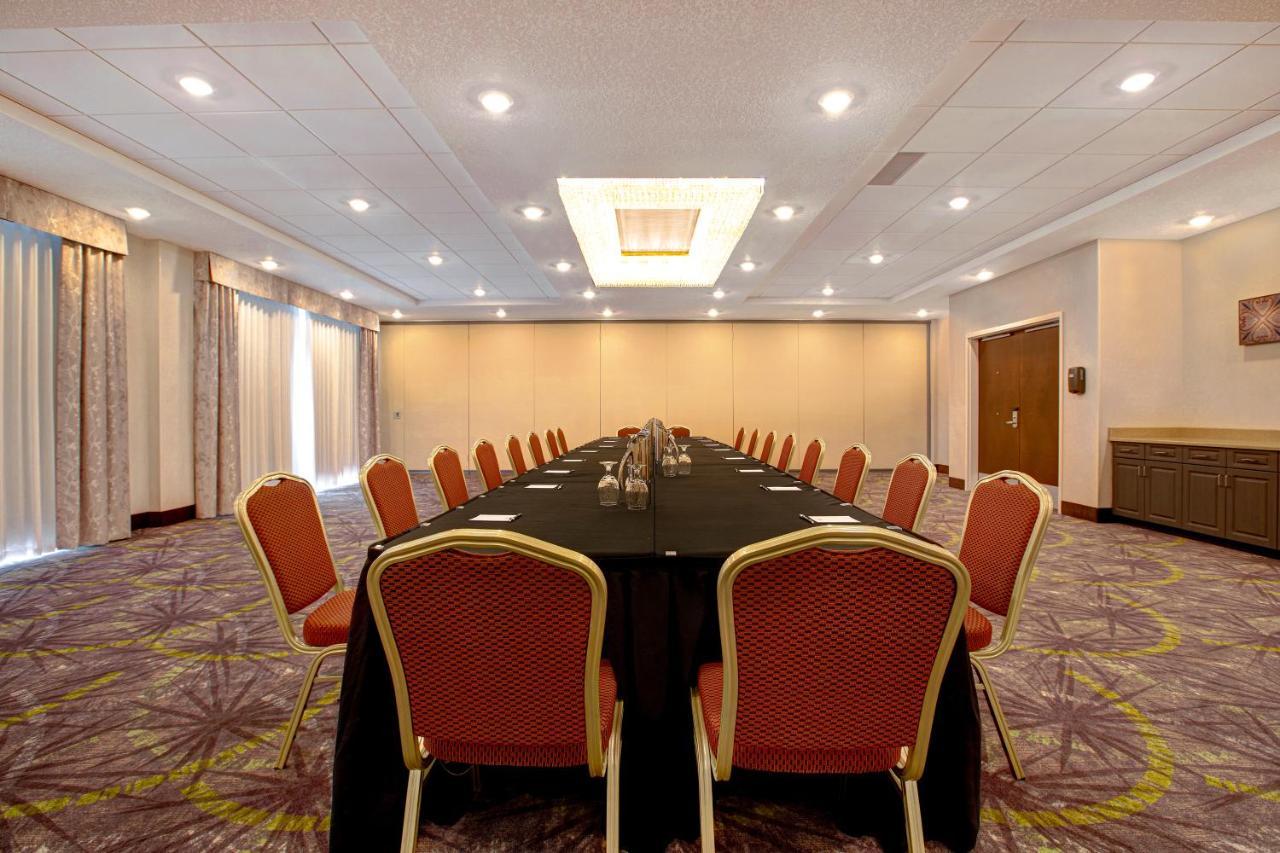 The Landing Hotel & Conference Centre St. Paul Экстерьер фото