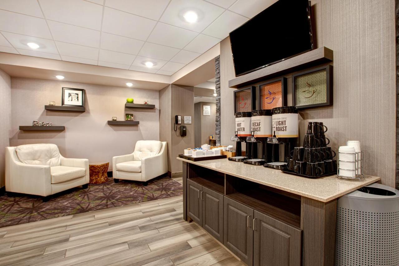 The Landing Hotel & Conference Centre St. Paul Экстерьер фото