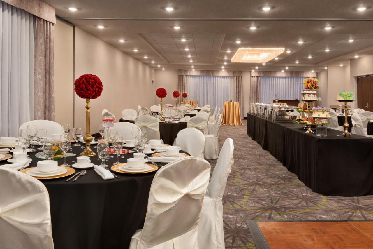 The Landing Hotel & Conference Centre St. Paul Экстерьер фото
